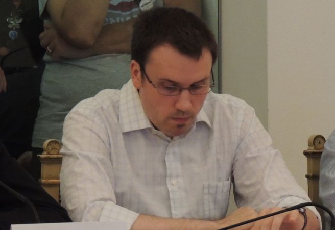 Il grillino Fabrizio Dellachà “minaccia” il Comune ma confonde gli articoli e viene zittito dall’assessore