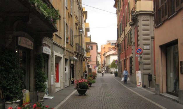 Ubriachi litigano in via Emilia a Tortona davanti al Lennox. La testimonianza del titolare del locale