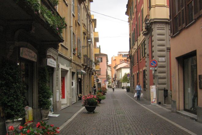 Ubriachi litigano in via Emilia a Tortona davanti al Lennox. La testimonianza del titolare del locale
