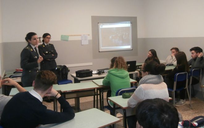 La Guardia di Finanza di Voghera incontra gli studenti