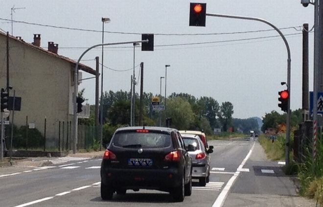 Da mezzanotte di domani tra Sale e Spinetta scatta il semaforo intelligente che fa le multe a chi passa col rosso