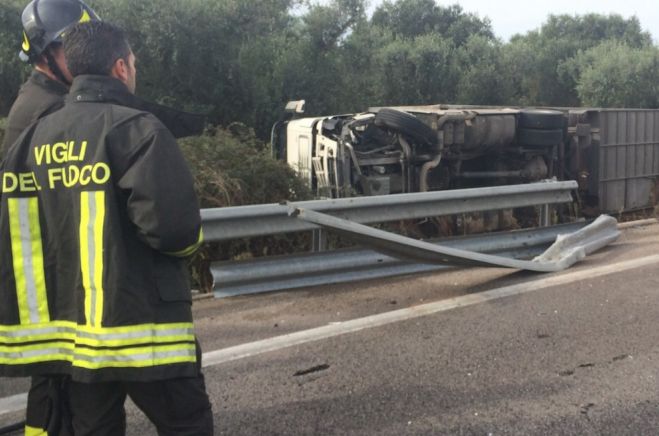 Tortona, si ribalta col camion e muore incastrato fra le lamiere. Inutili i soccorsi