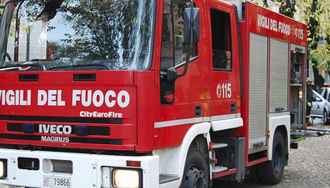 Viguzzolo, incendio in casa rompe tubo dell’acqua che spegne le fiamme ma allaga la cantina