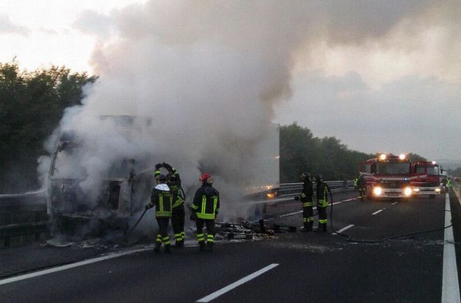 Tortona, camion a fuoco sull’ A/7, intervengono i pompieri