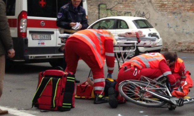 Ciclista tortonese investito in corso Cavour e trasportato con l’ambulanza all’ospedale di Alessandria