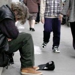 Se ogni anno il numero delle persone in difficoltà aumenta, il problema non sono i servizi sociali. Il problema è il Paese che stiamo costruendo.