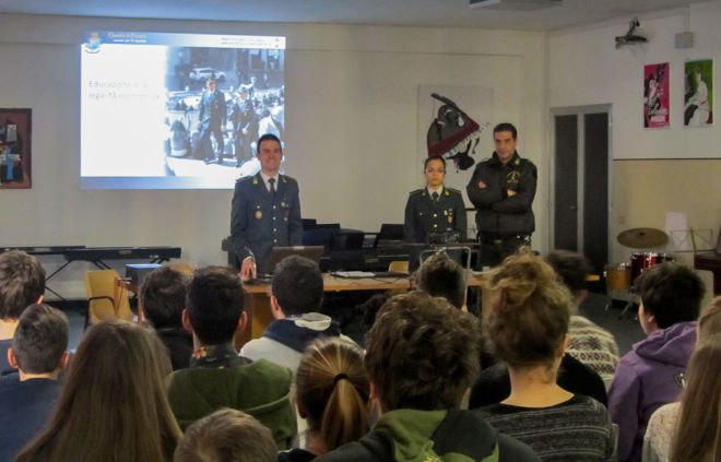 La Finanza di Novi insegna agli studenti la legalità con incontri nelle scuole