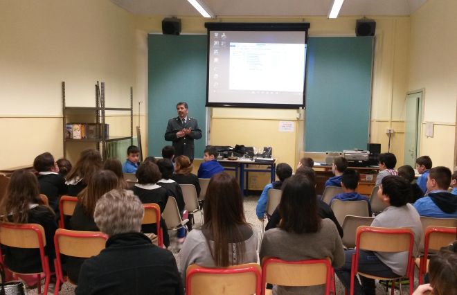 La Finanza educa i giovani di Casale alla legalità