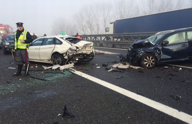 Tamponamento sull’A/21, con 7 auto coinvolte e 6 feriti. Le immagini