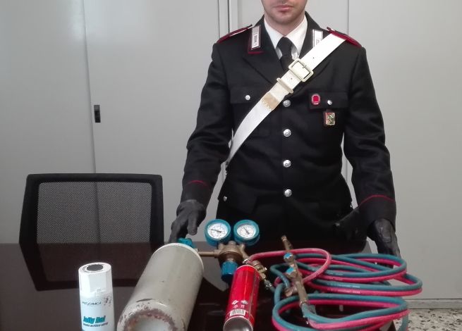 I carabinieri di Stradella arrestano tre italiani sorpresi a rubare sequestrando materiale