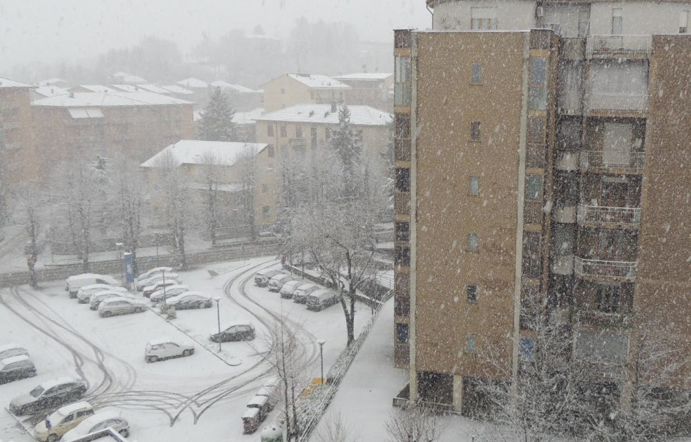 Abbondante nevicata in tutta la provincia ma (per ora) pochi disagi. Raro fenomeno del temporale di neve