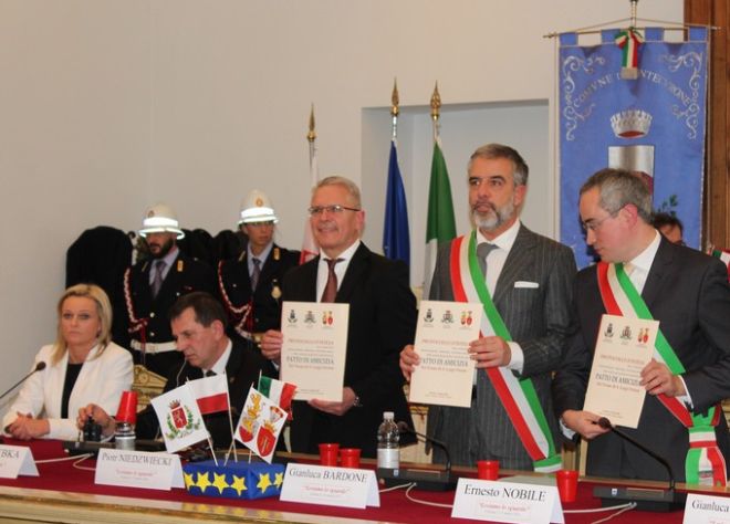 Un patto di amicizia tra sindaci siglato a Tortona