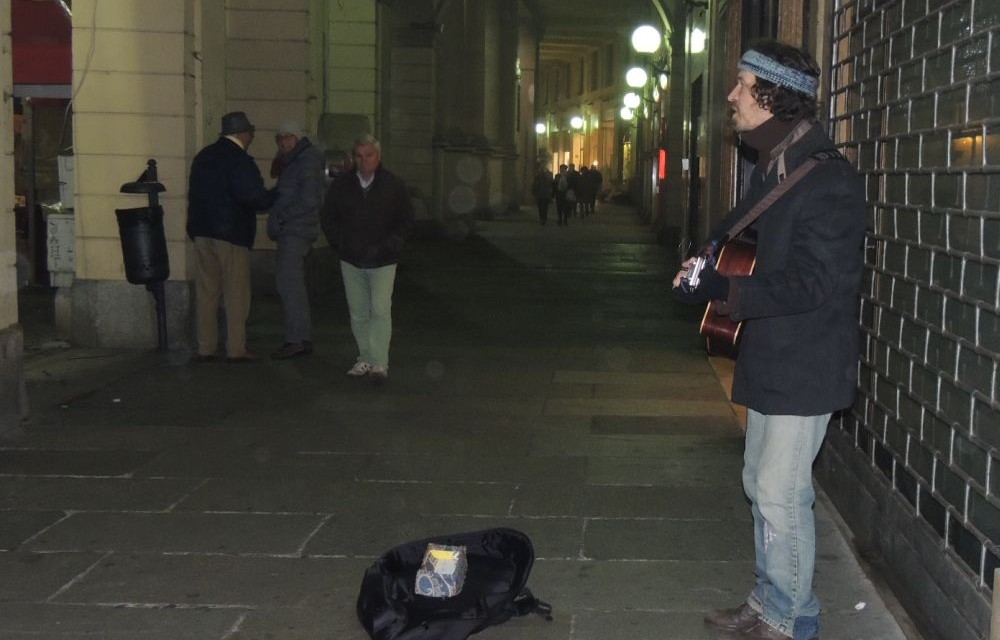 Tortona è sporca? Per forza il Comune aveva ordinato di non pulire portici e sottopasso!