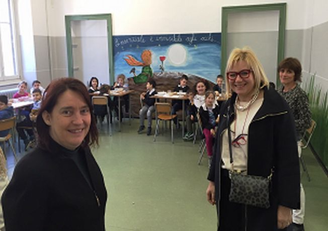 Rita Rossa visita il refettorio alla scuola Galilei