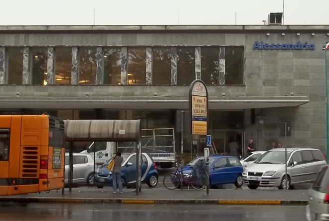 Marocchino manda in frantumi la porta della stazione di Alessandria, prima arrestato poi liberato