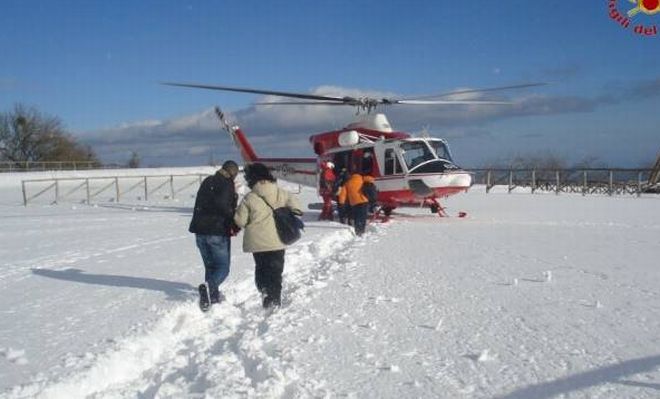 Giovani escursionisti bloccati nella neve sul Giarolo e salvati dai pompieri di Tortona