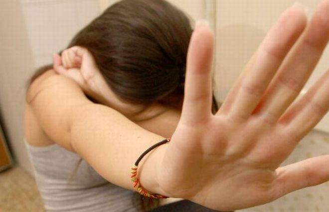 Pensionato di 80 anni palpeggia una giovane 14enne e voleva fare sesso con lei, arrestato per violenza sessuale dalla Polizia di Alessandria