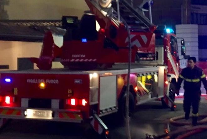 Alessandria, grave incendio in un palazzo in Spalto Gamondio, due intossicati