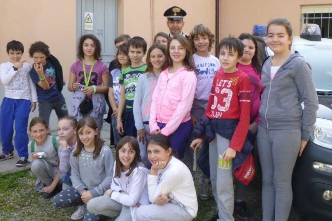 Rosignano, gli alunni delle elementari visitano la caserma dei carabinieri