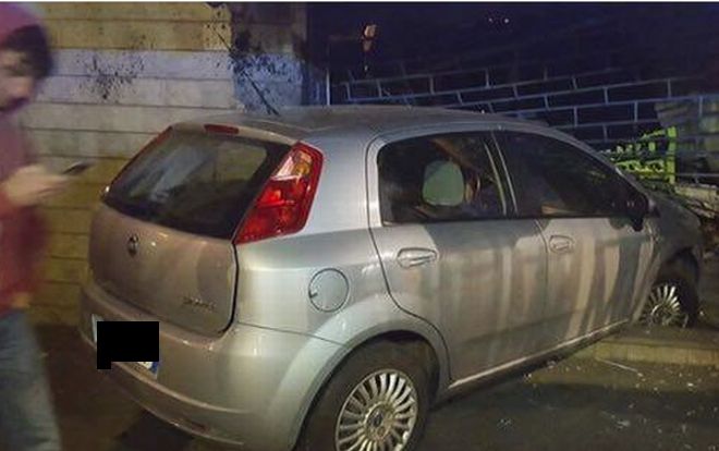 Giovani tortonesi filmano il disastro, nessuno chiama il 118 e l’uomo al volante rischia