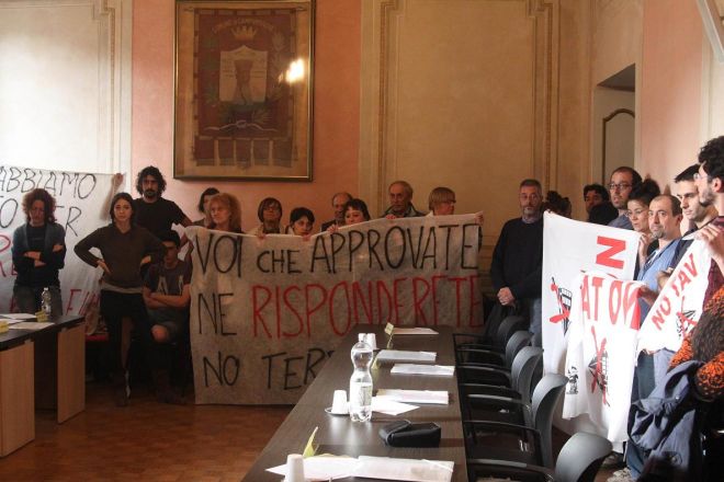 I No Tav protestano e bloccano il Consiglio Comunale a Novi che viene sospeso