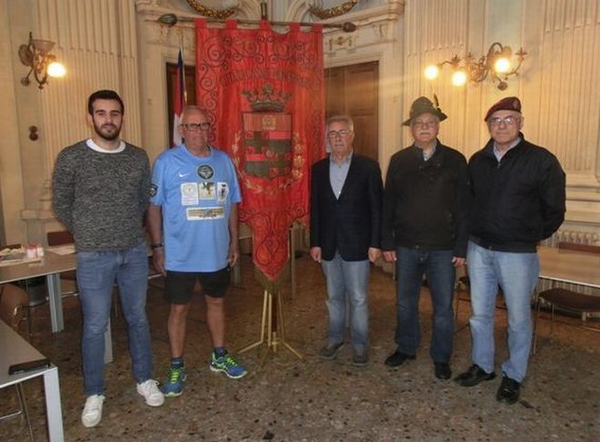 Ha fatto tappa a Casale il pensionato di 82 anni che attraversa a piedi l’Italia