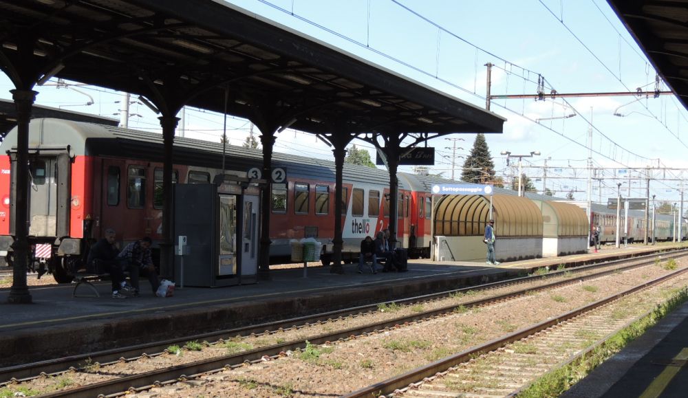 Giovane di 19 anni si suicida sotto un treno alla stazione di Tortona