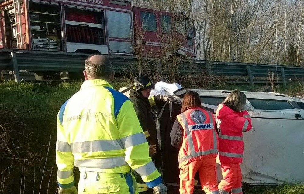 Tortona, furgone fuori strada sull’ A/21 un ferito