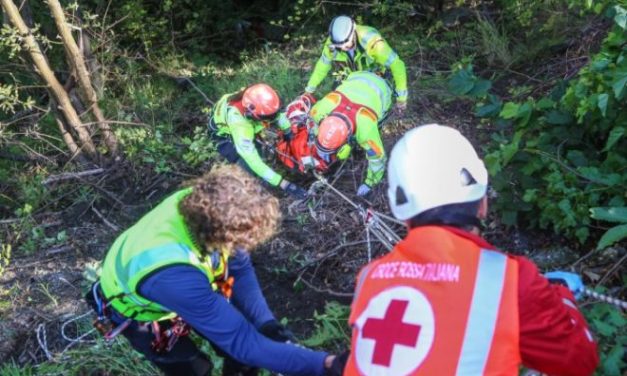 Un motociclista cade in un duro a Diano Evigno, ricoverato in ospedale