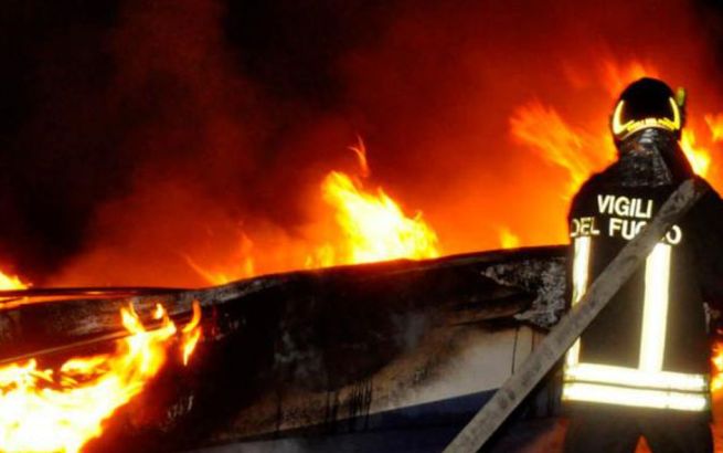 Brucia il tetto di una casa a Montemarzino, evacuata una famiglia