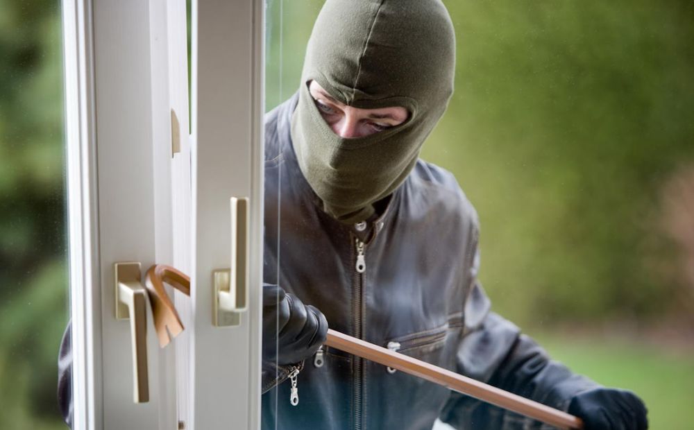 “La stiamo derubando e le abbiamo pure forzato la serratura” così un ladro ha detto alla padrona di casa ad Alzano