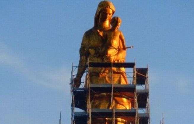 La Madonna della Guardia imbragata, iniziati i lavori di indoratura della statua