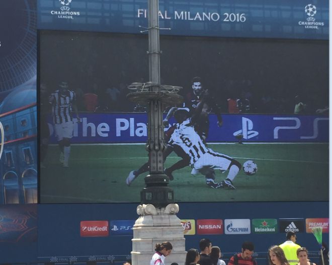 Il maxischermo della finale di Champions messo davanti ad un lampione. Gli italiani non si smentiscono….