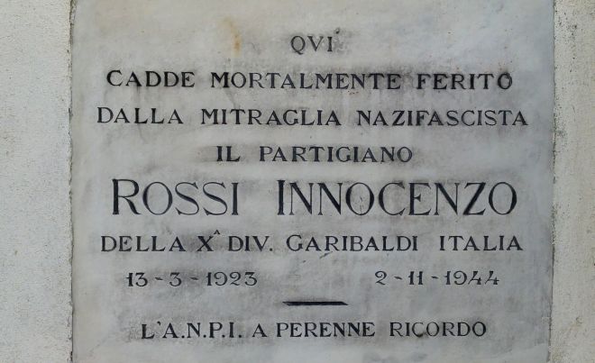 I partigiani di Casale aggiustano una targa commemorativa