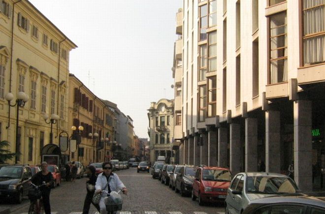 Alessandria, uomo mezzo nudo cammina di notte sui tetti di via Cavour lanciando tegole sulle auto