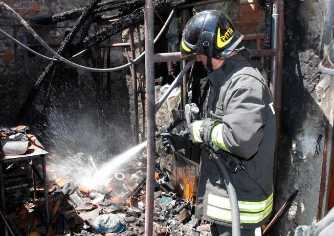 Brucia il tetto di una casa a Fresonara, e una “manica” di una fonderia a Carentino