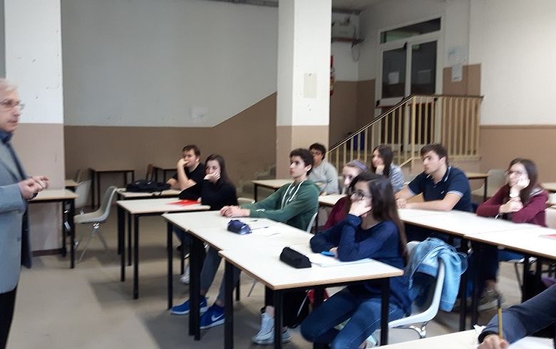 Il nostro Direttore al “Carbone” ha presentato il suo libro e spiegato agli studenti come si fa giornalismo