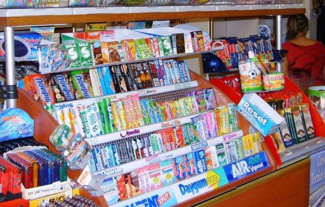 Un italiano ruba caramelle al bar, denunciato per rapina rischia anni di carcere