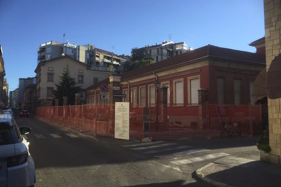 Tortona, abbattuto il muro dello storico asilo e iniziati i lavori di qualificazione urbana