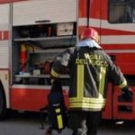 Tortona, incendio di sterpaglie vicino al supermercato Carrefour: intervento immediato dei pompieri