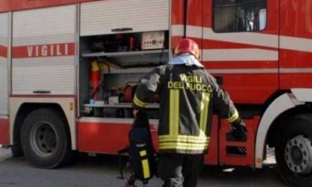 Si ribalta un camion alla periferia di Tortona con traffico in tilt mentre a Viguzzolo….