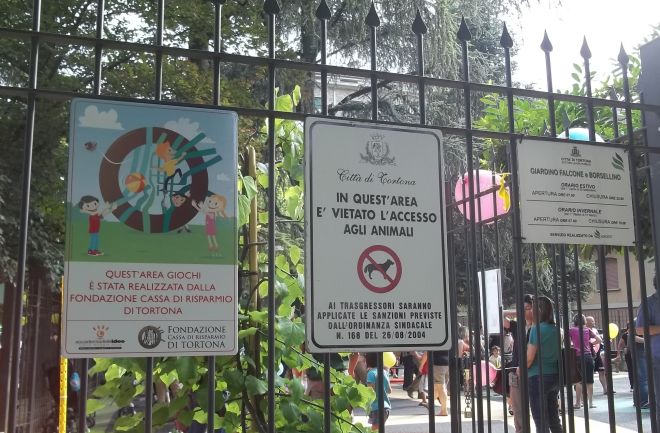 Sei giovani tentano di incendiare il parco giochi della Fondazione, salvo grazie all’Unità Gamma