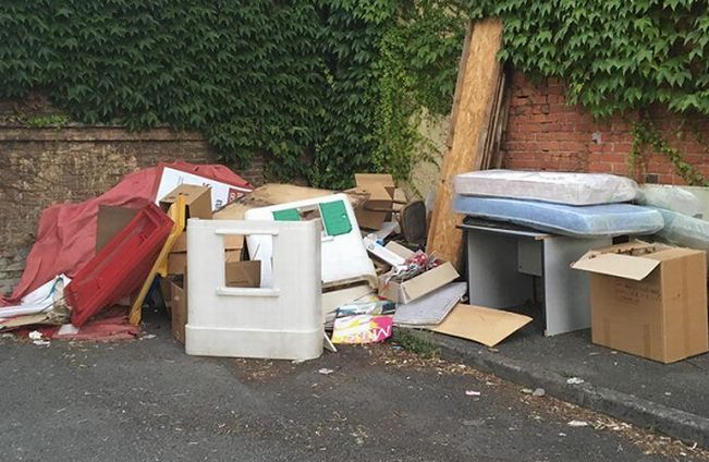 Rifiuti abbandonati vicino alla scuola elementare di Tortona