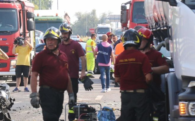 Tortona, automobilista vede un tamponamento, si ferma ed estrae un uomo dall’abitacolo dell’auto incastrata sotto il camion che perde liquido