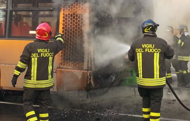 Voghera, autobus a fuoco in pieno centro, paura per i passeggeri