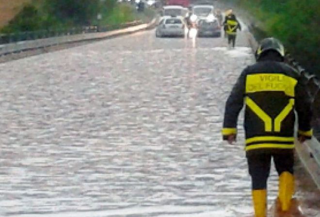 Bimbo tortonese di 3 anni salvato da un giovane e dai pompieri dall’auto piena d’acqua