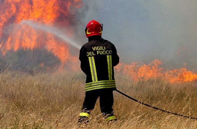 A Boscomarengo brucia sottobosco, grano e persino una mietitrebbia