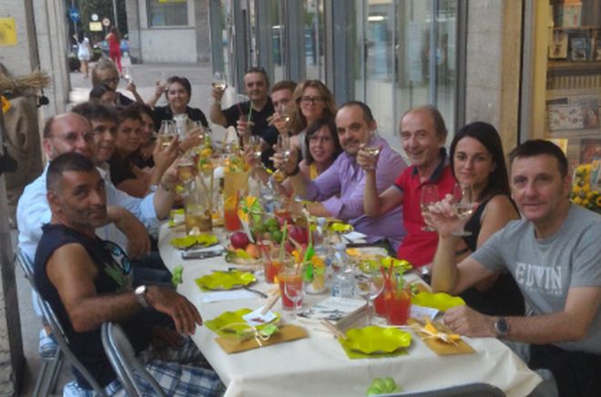 Tortona, i commercianti di Largo Borgarelli cenano in strada per ravvivare il centro storico