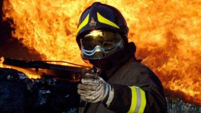 Famiglia parte per le vacanze ma l’auto si incendia    a Rivalta Scrivia e distrugge tutto