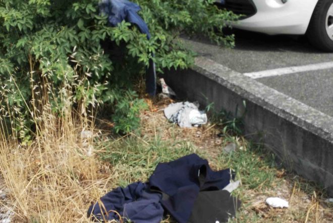 Il degrado davanti al Discount di Alessandria